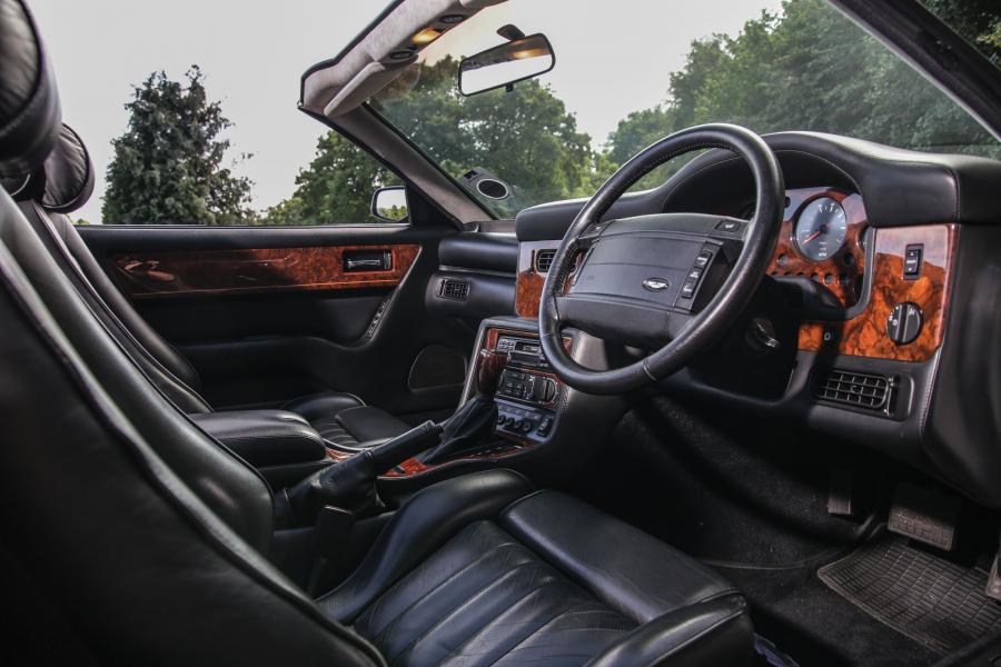 Интерьер Aston Martin Virage Volante Diamond Jubilee (60200) 1995 года  (фото 6 из 24)
